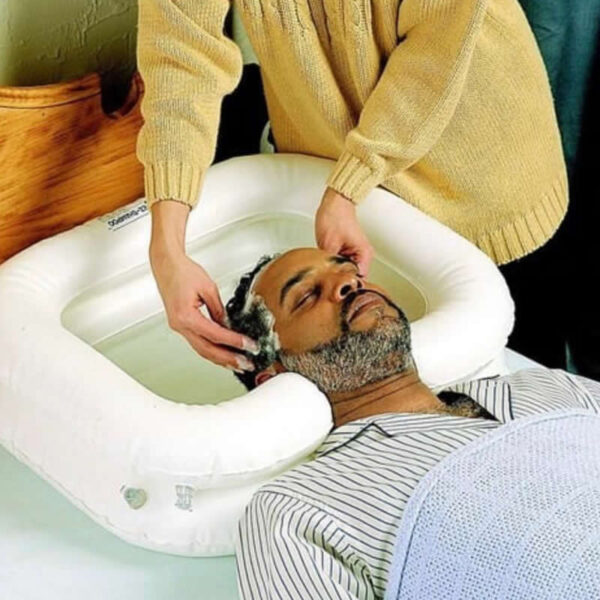 hombre lavándose la cabeza el bañera inflable