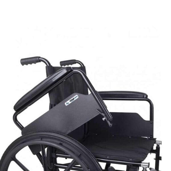 silla de ruedas plegable negra vista quitando reposabrazos