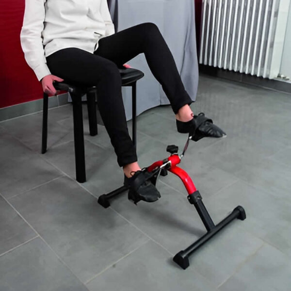mujer pedaleando con pedalier rojo